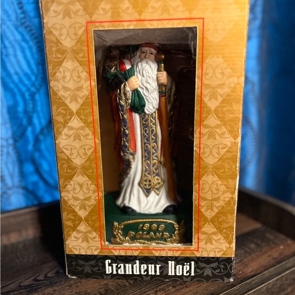 Grandeur Noel Hand-Painted Porcelain Santa of The World "1909 Poland" Collection - Picture 3 of 6